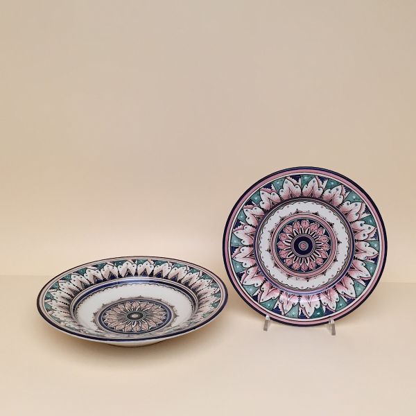 SET OF SOUP-PASTA PLATES OF CM.25 DIAMETER; DESIGN: LIGHT PINK AND SEAWATER GREEN-GEOMETRIC
